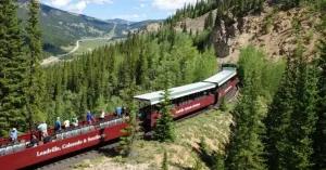 Este ferrocarril de Leadville se mueve por las Montañas Rocosas a una lenta velocidad de 20 Km/h. Viaja hacia el norte a lo largo del valle del río Arkansas, se eleva 300 metros del fondo del valle resultando en unas vistas espectaculares del paso de Freemont y los dos picos más altos de Colorado, monte Massive y monte Elbert.