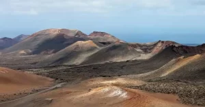 Las Montañas del Fuego se originaron en la década de 1730 cuando más de 100 volcanes en lo que hoy es el Parque Nacional se alzaron para devastar la parte sur de la isla. Las erupciones duraron seis años y varias aldeas quedaron completamente destruidas.