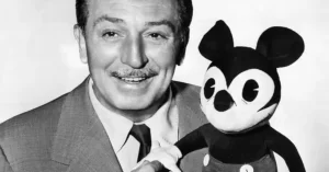El ratón Mickey es el emblema de la compañía Disney. Este personaje fue creado por por el dibujante Ub Iwerks, a petición de Disney, en noviembre de 1928. A Walt Disney sólo hay que atribuirle tanto la voz del personaje, como la personalidad y el carácter del ratón.