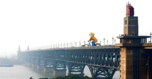 El Puente sobre el Río Yangtze en la ciudad de Nankín tiene una longitud de 1577 m. con dos niveles: uno para el ferrocarril y el otro para la circulación de vehículos ("bicis").Se tardaron diez años en su construcción llevada a cabo por 7.000 obreros.