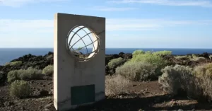 Este monumento, situado en las cercanías del faro de Orchilla, recuerda que la isla de El Hierro fue la referencia de la medida del tiempo, hasta que éste se trasladó al Observatorio de Greenwich en Inglaterra. El monumento es de una sencillez y un alto valor simbólico, ya que recuerda que la raya del meridiano cero pasó durante doscientos años por este punto.